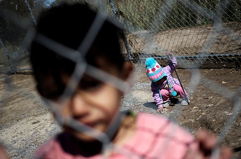 Los menores migrantes que buscan asilo en los Estados Unidos son vistos en un campamento de migrantes en Matamoros, México, el 19 de febrero de 2021 (Foto de CNS / Daniel Becerril, Reuters).   