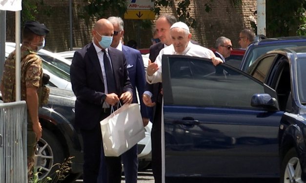 Papa Francisco sale del hospital y agradece a la Virgen en Santa María la Mayor