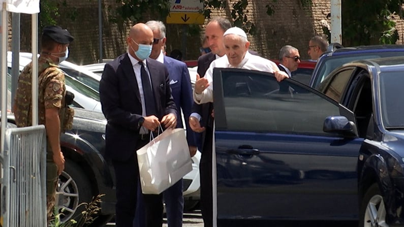 Papa Francisco sale del hospital y agradece a la Virgen en Santa María la Mayor