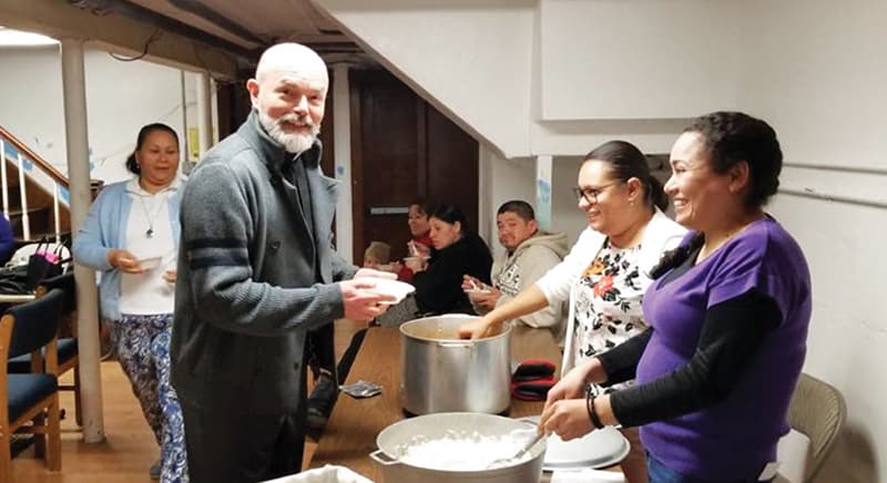 Familias en misión: El padre Alejandro López-Cardinale se reúne y comparte con sus feligreses una comida durante una actividad realizada en la Iglesia St. Benedict en Massachusetts. (Cortesía de la Iglesia St. Benedict/EE.UU.)