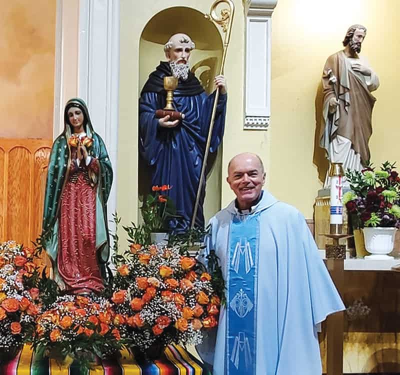 Proyecto comunidad Familias en misión: El padre Alejandro López-Cardinale, párroco de St. Benedict en Somerville, Massachusetts, sonríe durante la fiesta de Nuestra Señora de Guadalupe en diciembre de 2020. (Cortesía de la Iglesia St. Benedict/EE.UU.)