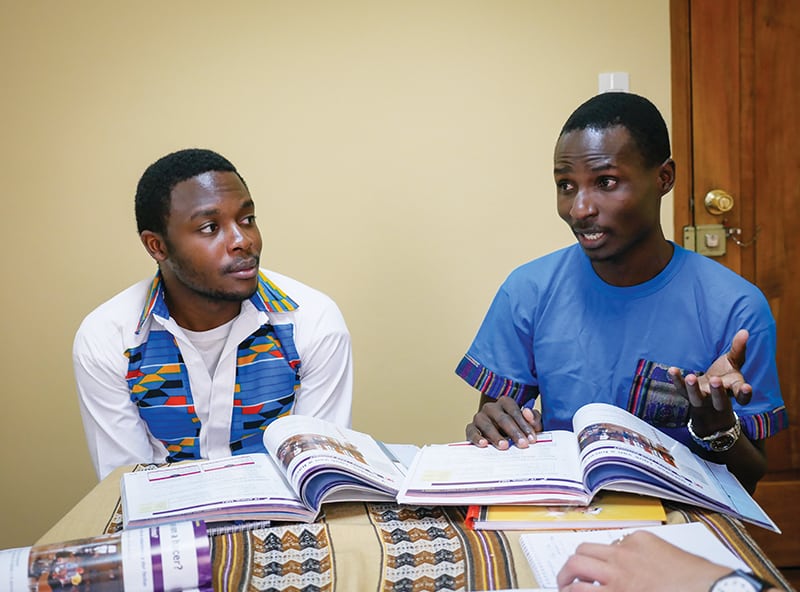 Los seminaristas Maryknoll Joshua Mutende (camisa blanca) y Charles Ogony aprendiendo español durante su OTP en el Centro Misionero Maryknoll en Cochabamba, Bolivia. (Nile Sprague/Bolivia)