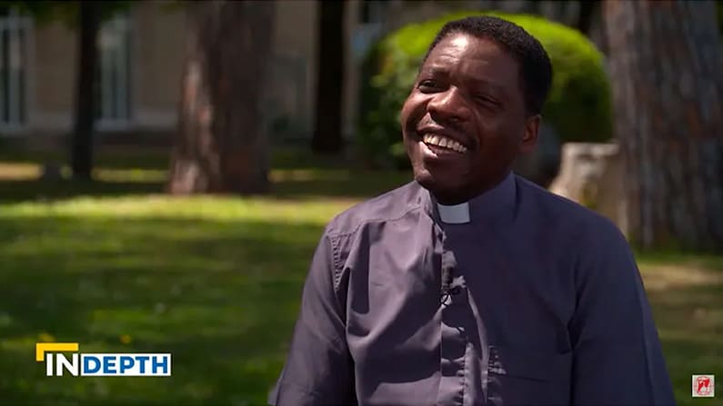 De niño soldado a sacerdote católico: Ahora vive para llevar esperanza a quien no la tiene