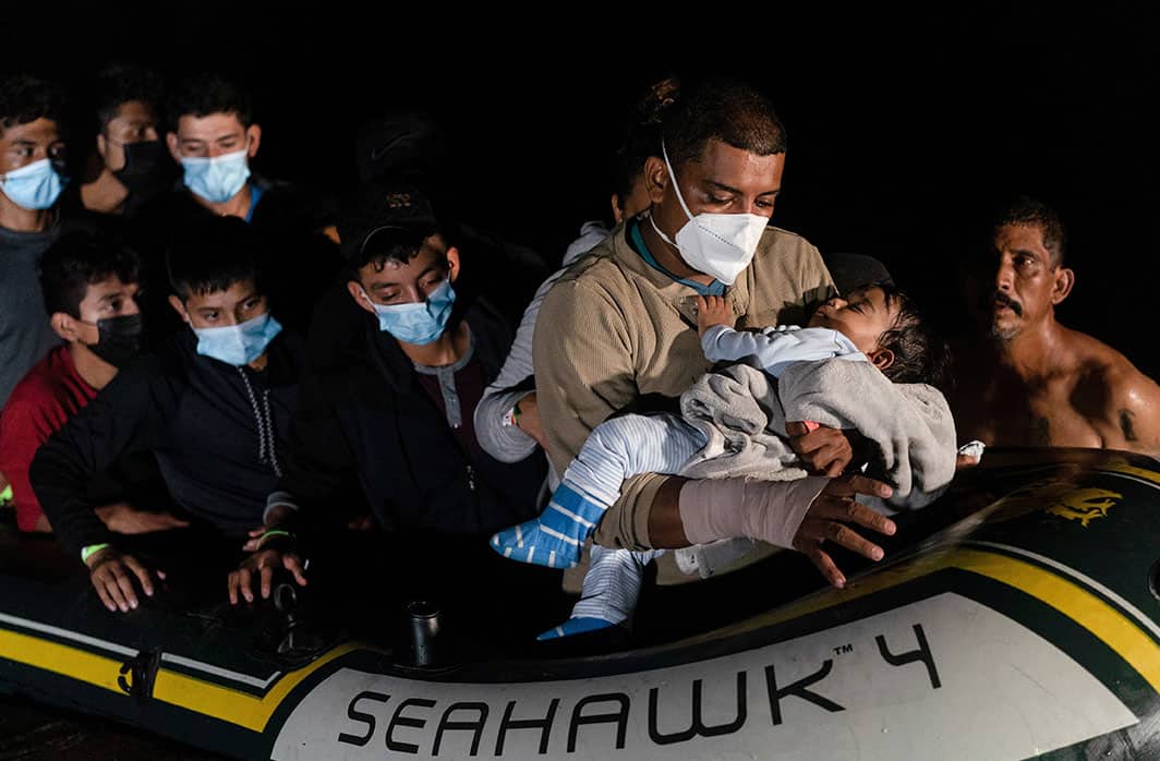 Las familias migrantes llegan a Roma, Texas, el 14 de agosto de 2021, luego de cruzar el Río Bravo desde México en medio de la pandemia de coronavirus. (Foto del SNC / Go Nakamura, Reuters)