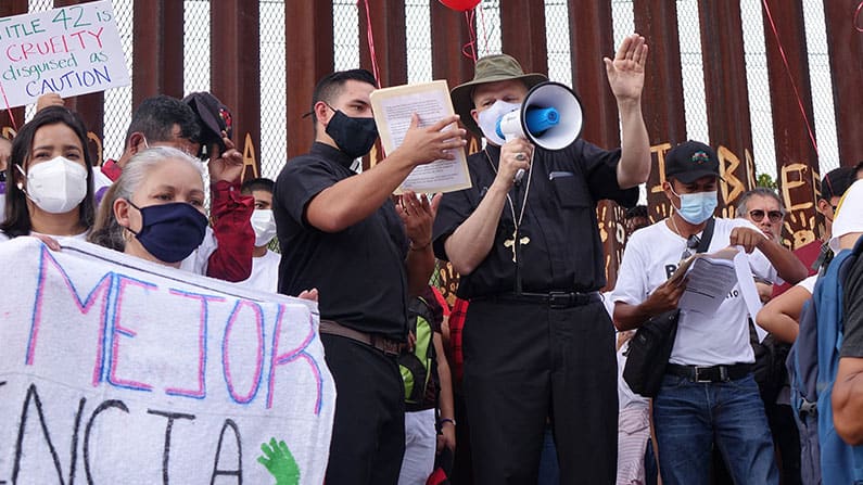 Migrantes, defensores se reúnen en la frontera pidiendo rescate de asilo