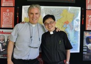 El Padre Timothy Kilkelly sonríe con el padre John Li Bin en un evento en Maryknoll, Nueva York. (Foto cortesía de T. Kilkelly/EE. UU.)