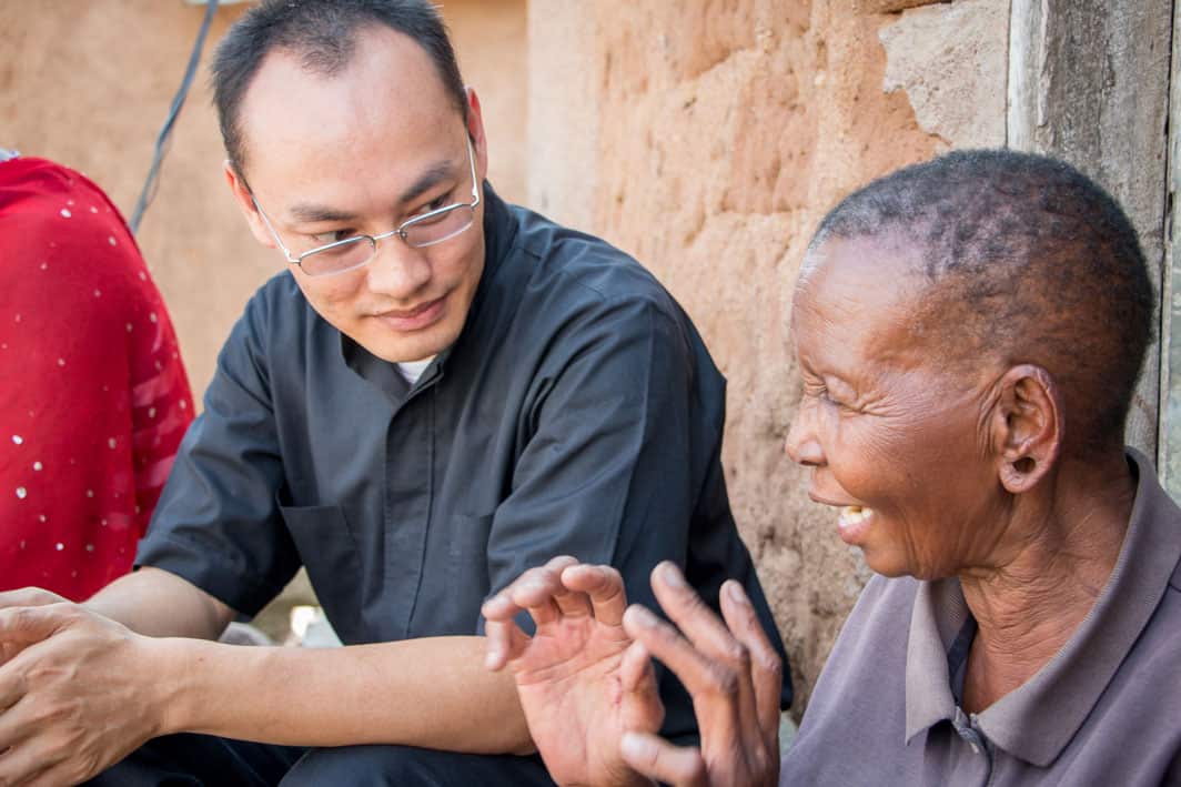 El padre Lam Hua hablando con Victoria Maltini (derecha), Mabatini, Mwanza, Tanzania. (Nile Sprague / Tanzania)