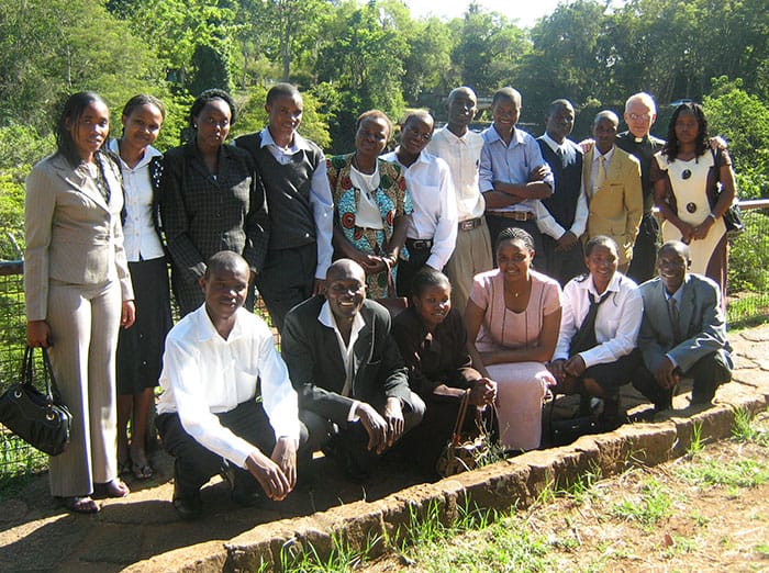 En esta foto de 2009, el Padre Lance Nadeau (segundo desde la derecha) sonríe rodeado de miembros del Consejo Parroquial de Capellanía de la Universidad de Kenyatta. (Cortesía de John Siyumbu/Kenya).