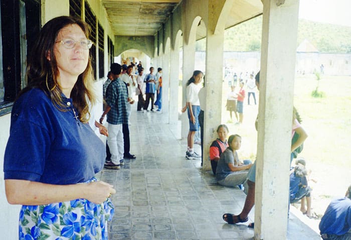 Nuevo liderazgo de las Hermanas Maryknoll: La Hermana Hougnon como directora de una escuela secundaria en Timor Oriental. (James Campion / East Timor)