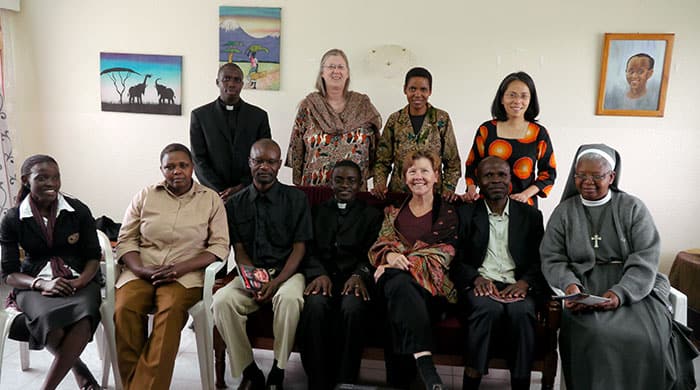 Nuevo liderazgo de las Hermanas Maryknoll: La Hermana Hougnon con miembros de un grupo de construcción de paz en Nairobi. (Sean Sprague / Kenya)