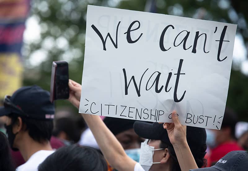 Las familias migrantes y los defensores de la inmigración en Washington piden un camino hacia la ciudadanía estadounidense mientras se reúnen cerca del parque Benjamin Banneker para marchar hacia el edificio del Servicio de Inmigración y Control de Aduanas de los EE.UU. el 21 de septiembre de 2021 (Foto de CNS / Tyler Orsburn)
