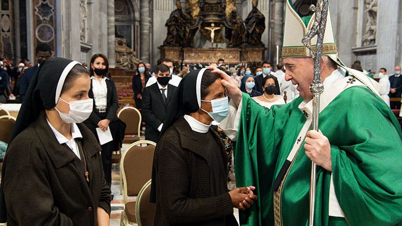 El Papa saluda en el Vaticano a religiosa liberada tras casi cinco años de secuestro
