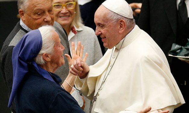 Papa: La Iglesia debe respetar a otras culturas, no imponerse