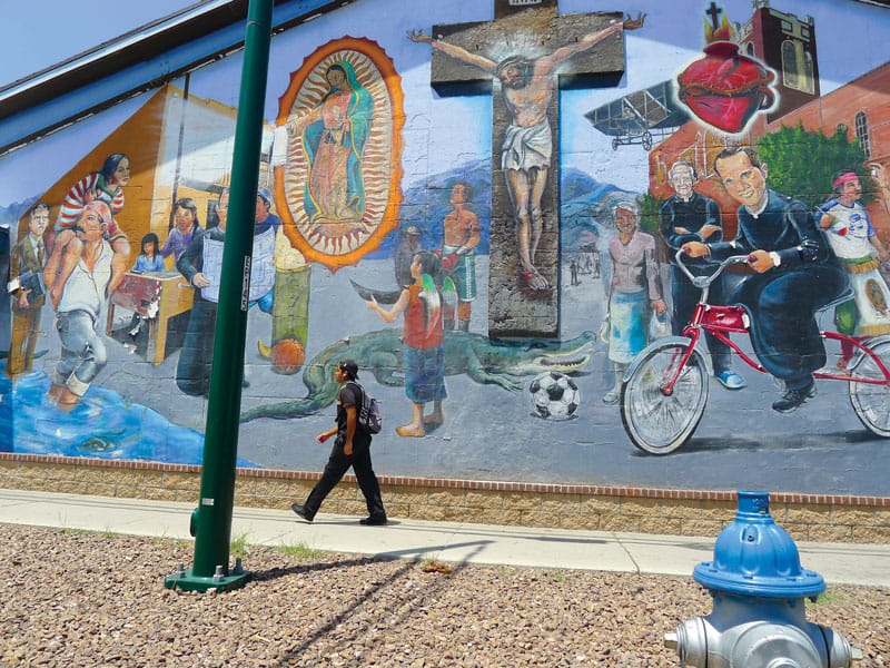 Un mural en la Iglesia del Sagrado Corazón, diseñado por el artista Francisco Delgado y pintado con la ayuda de estudiantes de Bowie High School, celebra la historia de El Paso, Texas. (Deirdre Cornell/EE.UU.)