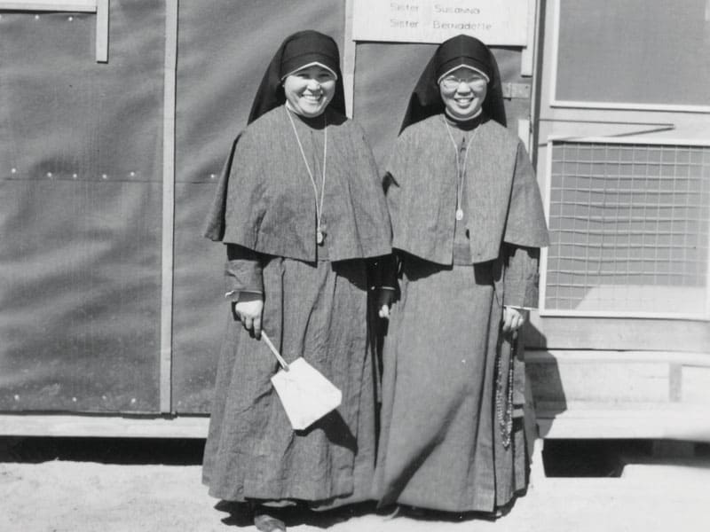 japoneses-estadounidenses: Las Hnas. Bernadette Yoshimochi (izq.) y Susanna Hayashi vivieron y sirvieron en el campamento Manzanar. (Maryknoll Mission Archives)