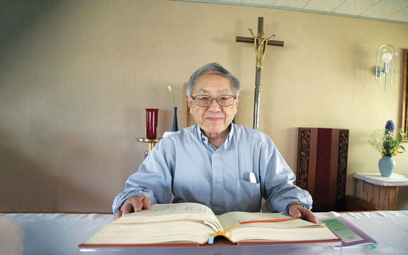 japoneses-estadounidenses:El Padre Maryknoll Bryce Nishimura, quien fue internado cuando era niño en el Centro de Reubicación Manzanar, sirvió en Japón durante la mayor parte de su vida sacerdotal. (Sean Sprague/Japón)