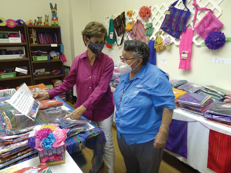 Maryknoll en la frontera -Gloria Yáñez y la Hermana Margaret Sierra venden artesanías hechas por mujeres del Centro Santa Catalina en Ciudad Juárez, en la tienda de la cooperativa ubicada en El Paso.(Deirdre Cornell/EE.UU.)