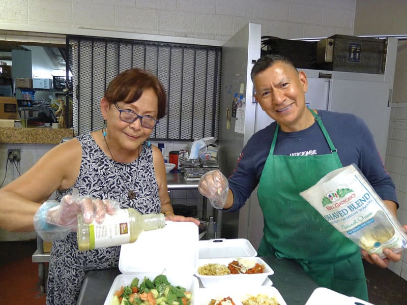 Maryknoll en la frontera - Coralis Salvador y el chef James Martínez preparan comidas para jornaleros, migrantes y personas sin hogar como parte del programa La Tilma en la parroquia Sagrado Corazón. (Deirdre Cornell/EE.UU.)