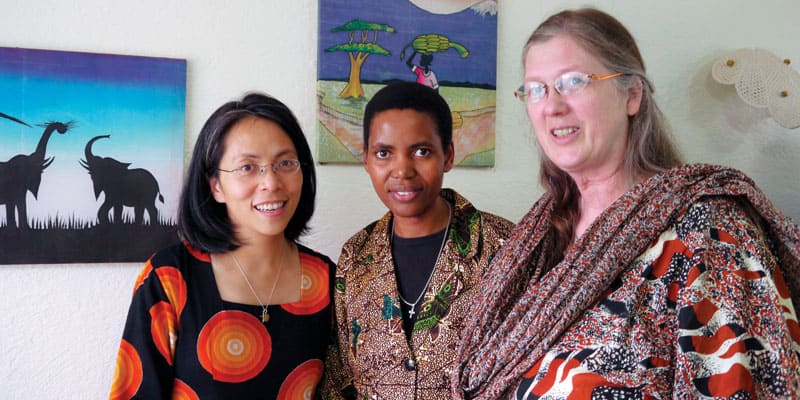 Nuevo liderazgo de las Hermanas Maryknoll: ((De izq. a dcha.) Las Hermanas Maryknoll Giang Nguyen, Sia Temu y Teresa Hougnon sirvieron como un equipo para promover la resolución de conflictos en Nairobi, Kenya. (Sean Sprague/Kenya)