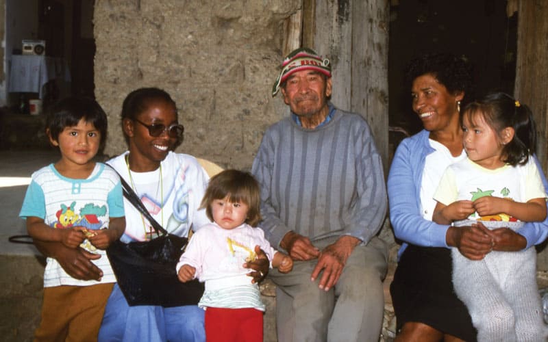 Nuevo liderazgo de las Hermanas Maryknoll: La hermana Zwareva (con gafas) sirvió en Bolivia durante casi 26 años, proporcionando cuidado pastoral, educación para la salud y apoyo nutricional a las familias. (Kevin Thomas/Bolivia)