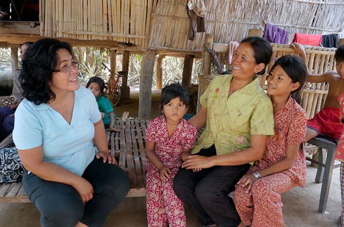 Nuevo liderazgo de las Hermanas Maryknoll: La Hermana Montiel más recientemente con Semilla de Esperanza. (Sean Sprague / Camboya)