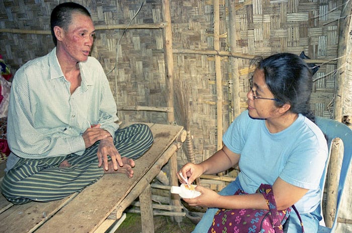 Nuevo liderazgo de las Hermanas Maryknoll: La Hermana Montiel en un asentamiento en Phnom Penh en 2003. (Fotos de Bernice Kita / Camboya)