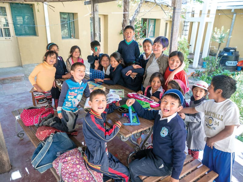 Misionera laica Nguyen se suma a los esfuerzos de la iglesia local de Tacopaya para brindar educación a los niños del campo para evitar que migren a la ciudad de Cochabamba. (NIle Sprague/Bolivia)