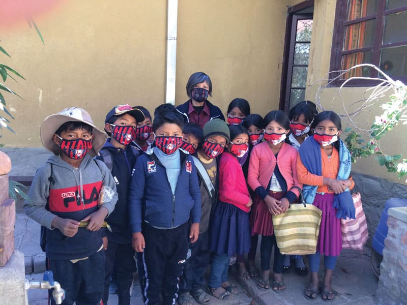 Los estudiantes de la escuela primaria pública enTacopaya usan mascarillas cosidas por Nguyen. (Cortesía de Phuong Minh Nguyen/Bolivia)