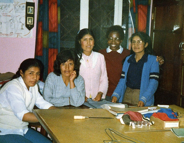 Nuevo liderazgo de las Hermanas Maryknoll: La Hermana Zwareva con mujeres jóvenes en Bolivia en 1987. (Fotos cortesía de Maryknoll Mission Archives.)