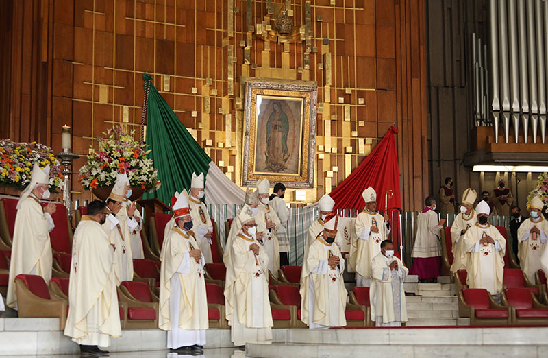 After World Mission Sunday Mass at St. Ferdinand Church, pastor Father Jason Torba and Cardinal Blase Cupich greet the congregation, including all those who do mission in Chicago. (Julie Jaidinger, Chicago Catholic/U.S.)