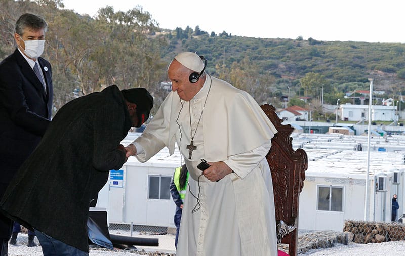 Papa viaje a Lesbos y se reune conrefugiads: El Papa Francisco saluda a un hombre que habló en una reunión con refugiados en el Centro de Recepción e Identificación administrado por el gobierno en Mitilene, Grecia, el 5 de diciembre de 2021. (Foto del CNS / Paul Haring)