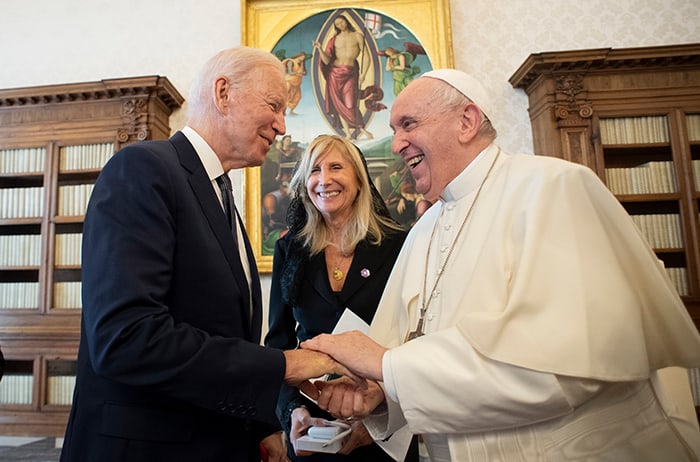 El presidente estadounidense Joe Biden saluda al Papa Francisco durante una reunión en el Vaticano el 29 de octubre de 2021. Biden, el segundo presidente católico de la nación, pasó 75 minutos hablando con el Papa en privado y luego dijo a los periodistas que el Papa había indicado que era un "buen Católico." (Foto del CNS / Vatican Media)