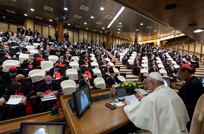 proceso sinodal year ender: El papa Francisco dirige una reunión con representantes de las conferencias episcopales de todo el mundo en el Vaticano el 9 de octubre de 2021. La reunión se produjo cuando el Vaticano lanzó el proceso que conducirá a la asamblea del Sínodo mundial de los obispos en 2023. (Foto CNS/Paul Haring)