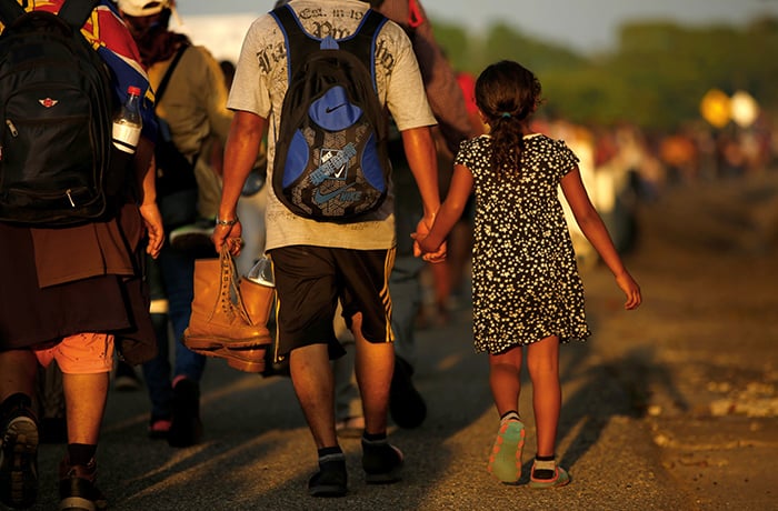 20211217T1230-YEAR-END-IMMIGRATION-1513853-RESIZED no hay reforma en el 2021: José Francisco de Honduras lleva a su hija de 8 años, Zuabelin, de la mano el 22 de noviembre de 2021, mientras participaban en una caravana cerca de Villa Mapastepec, México, y se dirigían a la frontera de Estados Unidos. (Foto de CNS / José Luis González, Reuters)