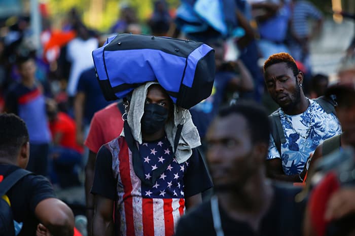 20211217T1230-YEAR-END-IMMIGRATION-1513855-RESIZED no hay reforma: Migrantes cerca de Tapachula, México, caminan en una caravana rumbo a la frontera de Estados Unidos el 26 de noviembre de 2021 (Foto de CNS / José Luis González, Reuters)