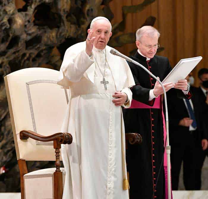 Después de hablar de Herodes y migrantes, El Papa Francisco da su bendición al final de su audiencia general semanal el 29 de diciembre de 2021 en el salón Pablo VI del Vaticano. (Foto del CNS / Medios del Vaticano)