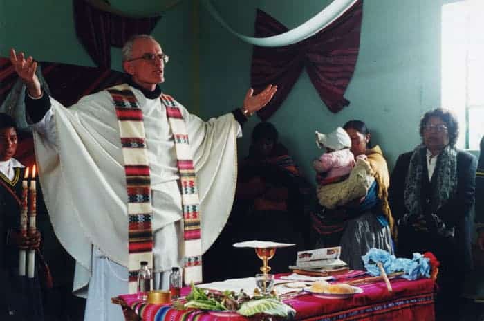 El Padre James Lynch celebrando la misa en una de las más de 100 comunidades en las que sirvió como pastor en Juli, Perú, en 1998. (Maryknoll Mission Archives)