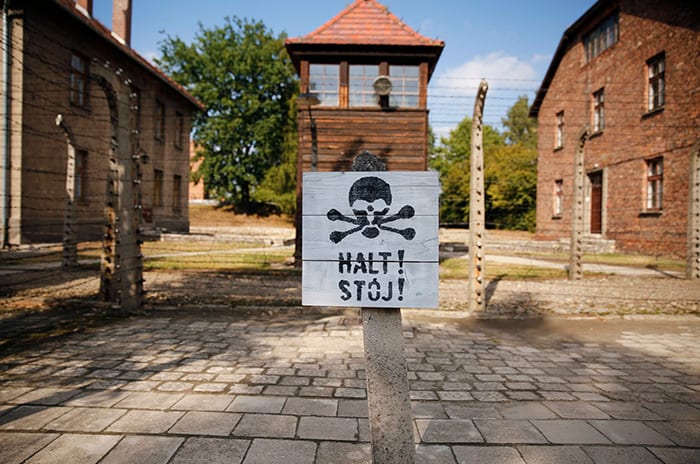 En esta foto de archivo de 2015, se ve una torre de vigilancia más allá de un área cerrada con alambre de púas en el Museo Estatal y Conmemorativo de Auschwitz-Birkenau en Oswiecim, Polonia. (Foto CNS/Nancy Wiechec)