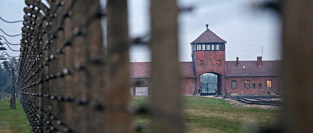 Papa Francisco expresa su dolor por el holocausto, una “página negra de la historia”