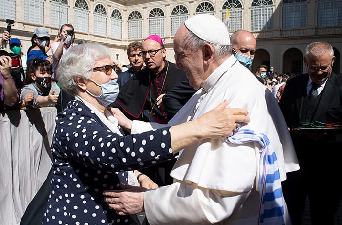 El Papa Francisco abraza a Lidia Maksymowicz, de 80 años, quien pasó tres años en el campo de concentración de Auschwitz-Birkenau, durante su audiencia general en el Patio San Dámaso del Palacio Apostólico en el Vaticano el 26 de mayo de 2021. (Foto CNS/Vatican Media)