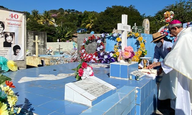 Obispo visita tumba de mártires de Maryknoll en El Salvador