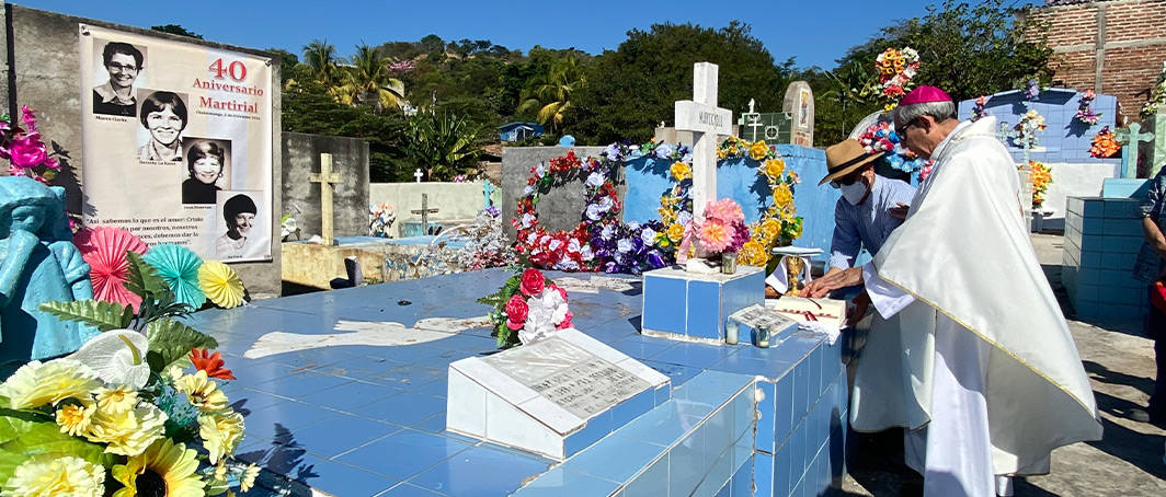 Obispo visita tumba de mártires de Maryknoll en El Salvador