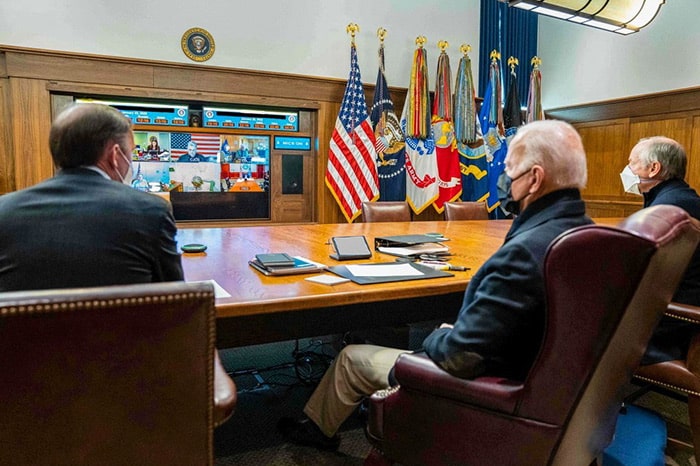 El presidente estadounidense Joe Biden, se reúne con su equipo de seguridad nacional sobre la crisis entre Rusia y Ucrania en Camp David, Maryland, el 22 de enero de 2022. (Foto de CNS/La Casa Blanca, vía Reuters)