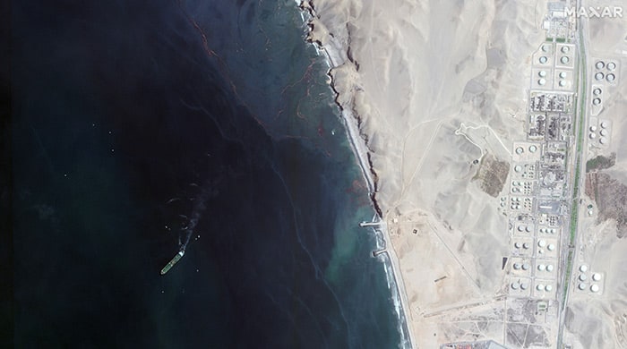 Una imagen de satélite muestra la refinería La Pampilla de Repsol cerca de Ventanilla, Perú, el 19 de enero de 2022, después de un derrame de petróleo. (Foto de CNS/Tecnologías Maxar, folleto a través de Reuters)