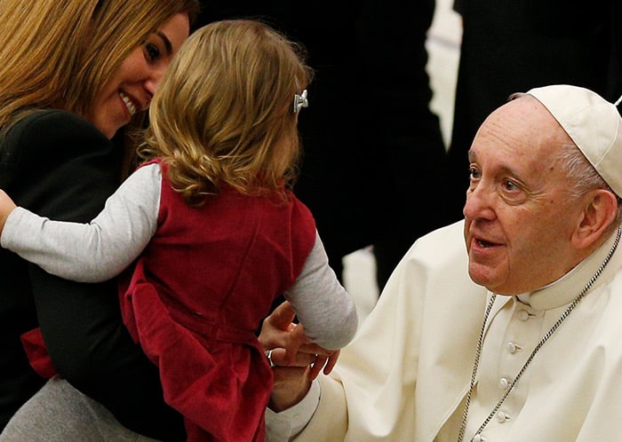 20220127T1330-POPE-AUDIENCE-JOSEPH-PARENTHOOD-1516474-RESIZED Dios nos da la fortaleza en la dificultad: El papa Francisco saluda a una mujer y un niño durante su audiencia general en el salón Pablo VI del Vaticano el 26 de enero de 2022. El papa explicó a la multitud que tenía un problema de inflamación en la rodilla derecha y que no iba a poder saludarlos como lo hace siempre. Esta vez, la multitud se acercó a él. (CNS photo/Paul Haring)