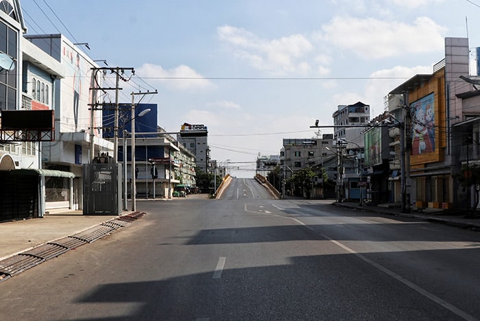 Se ve una calle casi vacía en Mandalay, Myanmar, mientras los lugareños organizan una "huelga silenciosa" en Mandalay, Myanmar, el 10 de diciembre de 2021. Personas de todos los ámbitos de la vida en Myanmar observaron otra "huelga silenciosa" en desafío a la junta gobernante 1 de febrero de 2022, aniversario del golpe militar. (Foto del CNS/Reuters)