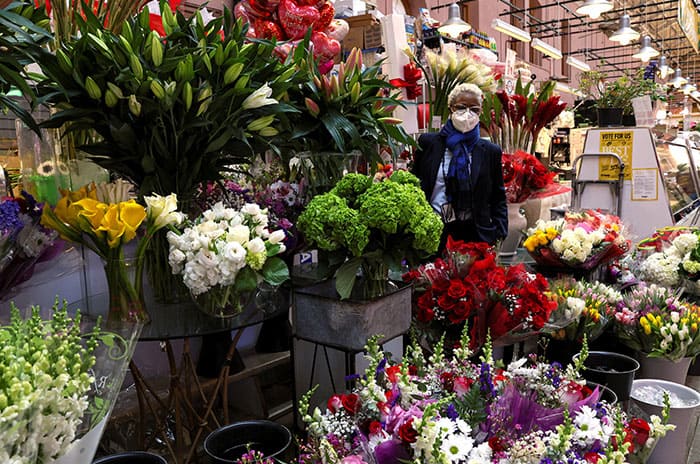 Una mujer compra flores en Eastern Market en Washington el 11 de febrero de 2022, antes del Día de San Valentín, que es el 14 de febrero. (Foto de CNS/Brendan McDermid, Reuters)