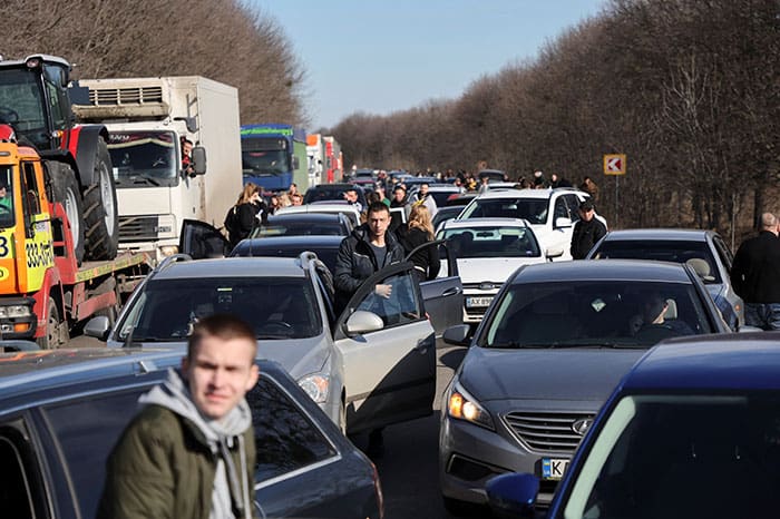 La gente espera en un atasco de tráfico al salir de la ciudad de Kharkiv, Ucrania, el 24 de febrero de 2022, después de que el presidente ruso, Vladimir Putin, autorizó una operación militar en Ucrania. (Foto del CNS/Antonio Bronic, Reuters)