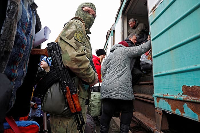 Un militante de la autoproclamada República Popular de Donetsk se ve en una plataforma, mientras los evacuados abordan un tren antes de salir de la ciudad de Makiivka, controlada por los separatistas, en las afueras de Donetsk, Ucrania, el 22 de febrero de 2022. Durante su audiencia semanal del 23 de febrero, el Papa Francisco dijo que debido a los acontecimientos "alarmantes" en la región, "una vez más, la paz de todos se ve amenazada por intereses partidistas". (Foto del CNS/Alexander Ermochenko, Reuters)