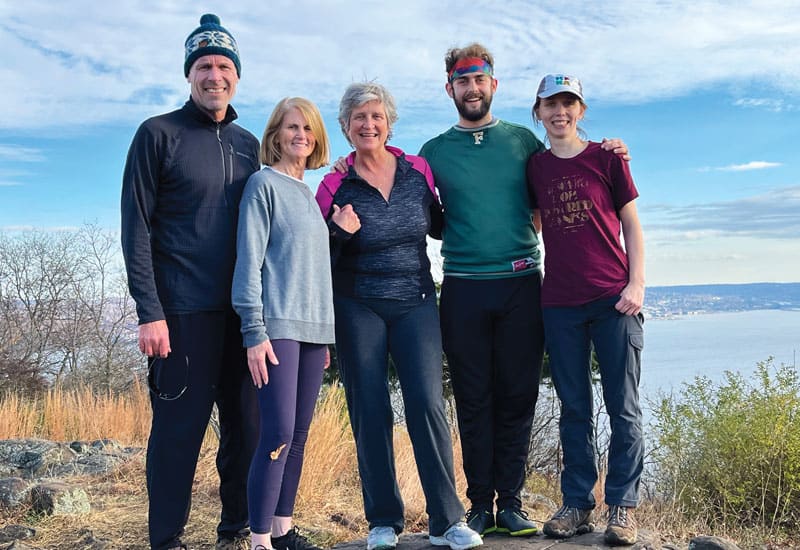 MKLM class 2021: Durante su orientación (de izquierda a derecha) Bob y Liz Cunningham, Louise Locke, Josh Wetmore y Jaclyn Geyer disfrutan de una caminata en el valle de Hudson de NuevaYork. (Josh Wetmore/Estados Unidos)